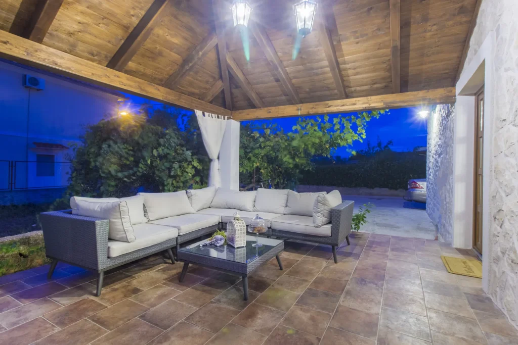 House Leila Private Outdoor Oasis - Outside Couch
